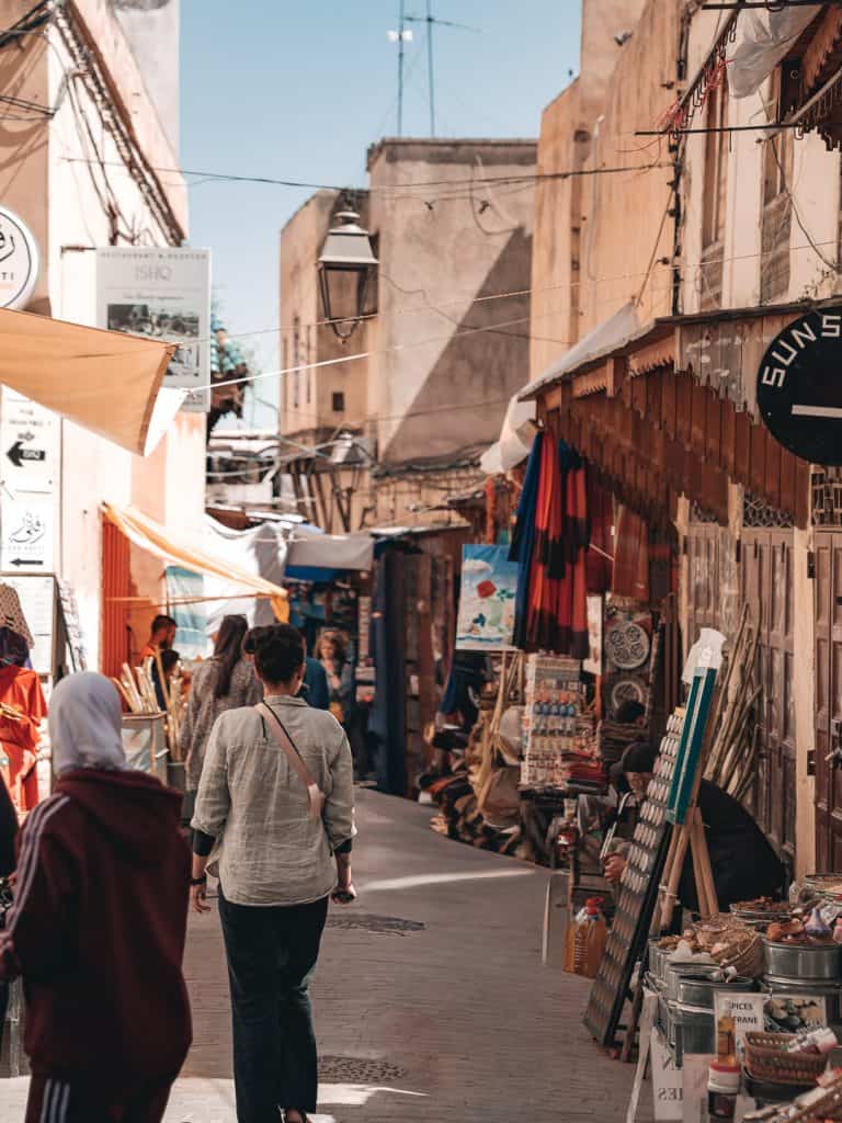 Enge Gassen der Medina von Fes mit traditionellen Märkten