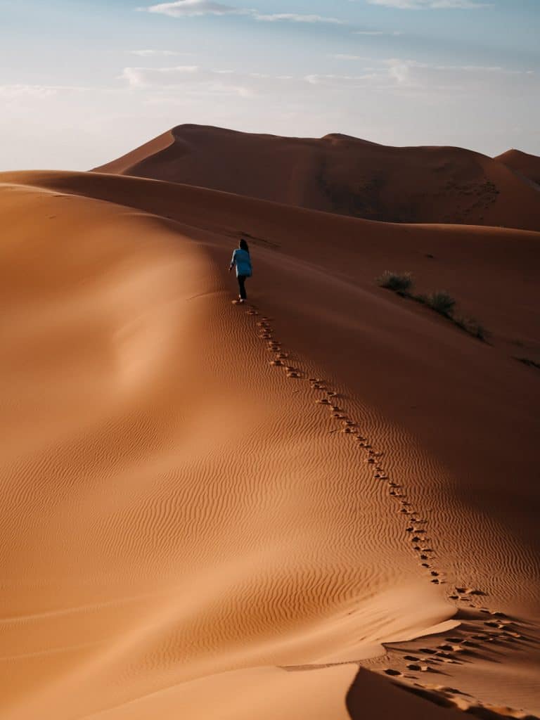 Fußspuren auf Sanddüne Erg Chebbi mit Weitblick