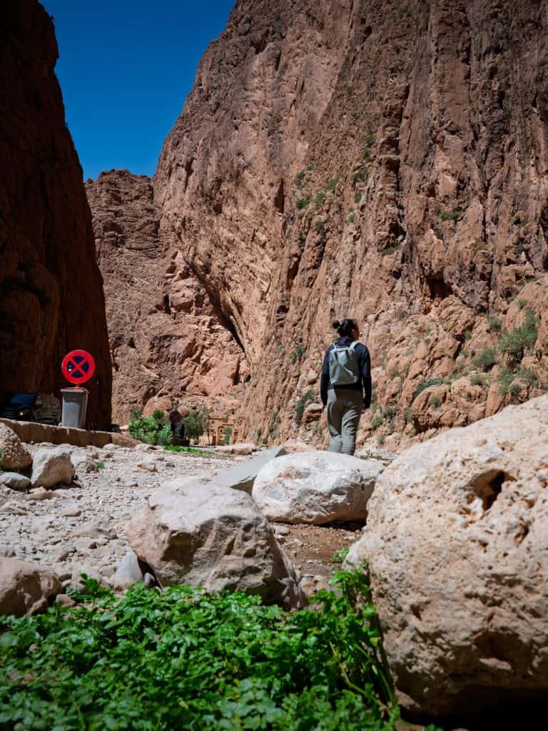 Ani in der Todra Schlucht zwischen Felswänden