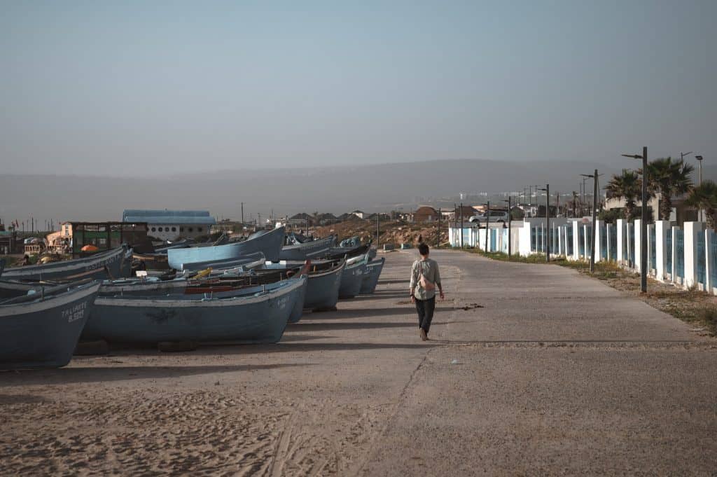 Strand Tamraght Marokko mit traditionellen Holzbooten