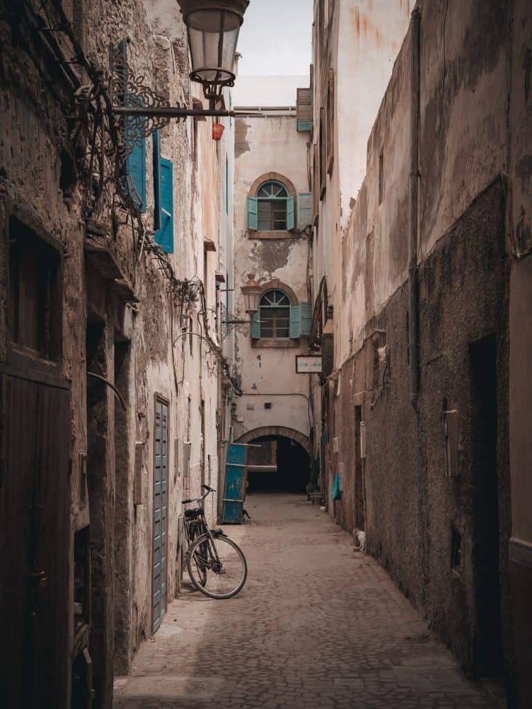 Medina Essaouira mit weißen Häusern und blauen Türen