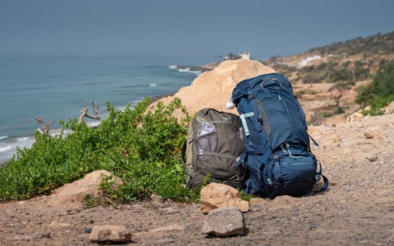 Zwei gepackte Backpacking-Rucksäcke für eine Marokko-Rundreise – Packliste für individuelles Reisen in Marokko