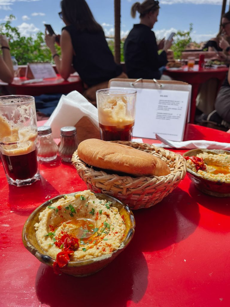Essen auf der Dachterrasse des Café des Épices mit Blick über die Souks von Marrakesch
