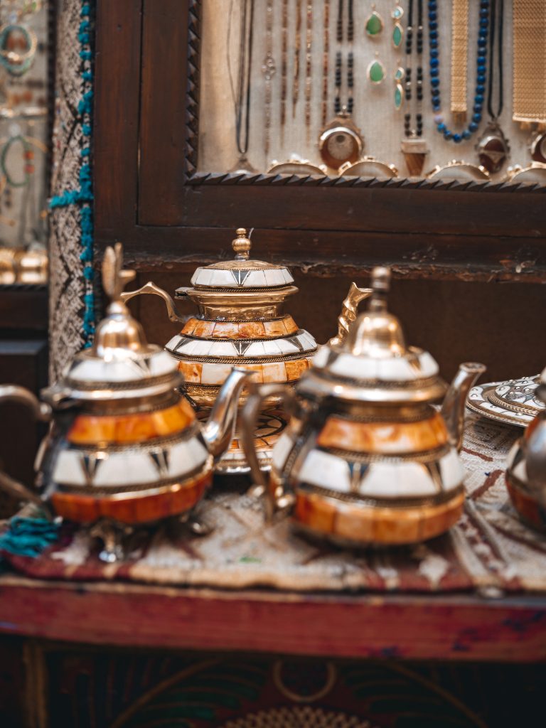 Kunstvoll verzierte Teekannen zum Verkauf in den Souks von Marrakesch