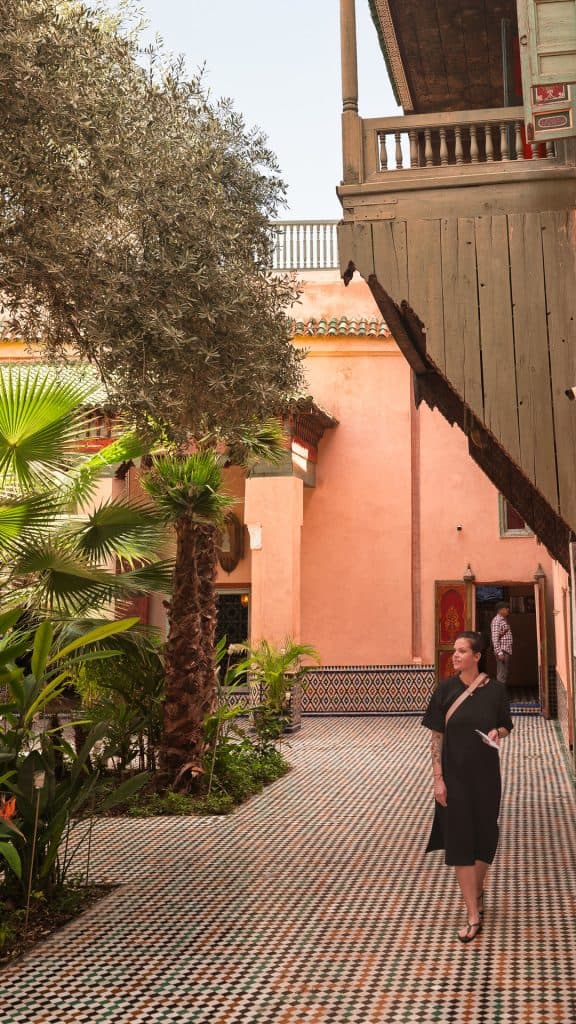 Grüner Innenhof des Moroccan Culinary Art Museum in Marrakesch