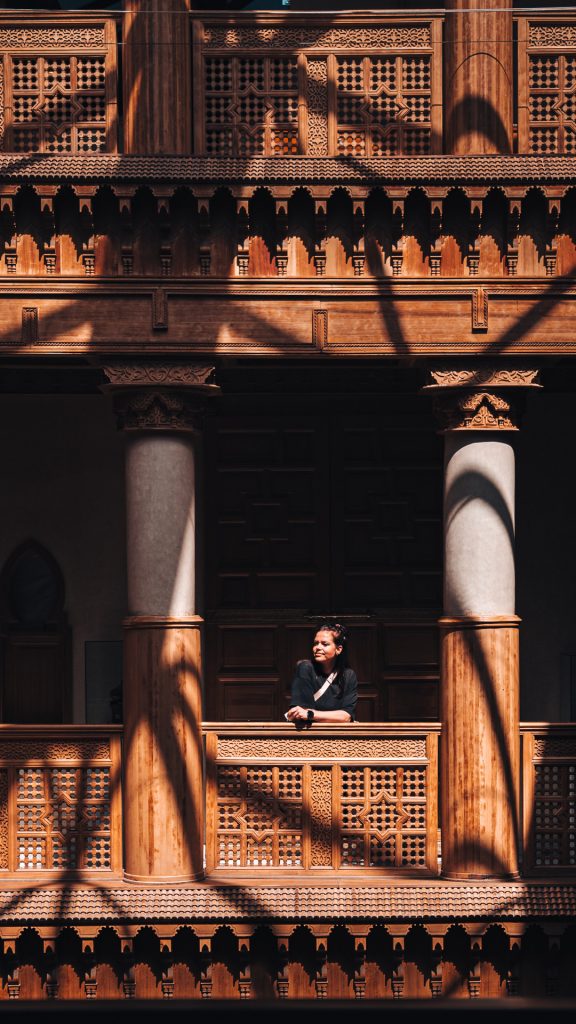 Anika im Innenhof des Moroccan Culinary Art Museum mit kunstvollen Holzarbeiten