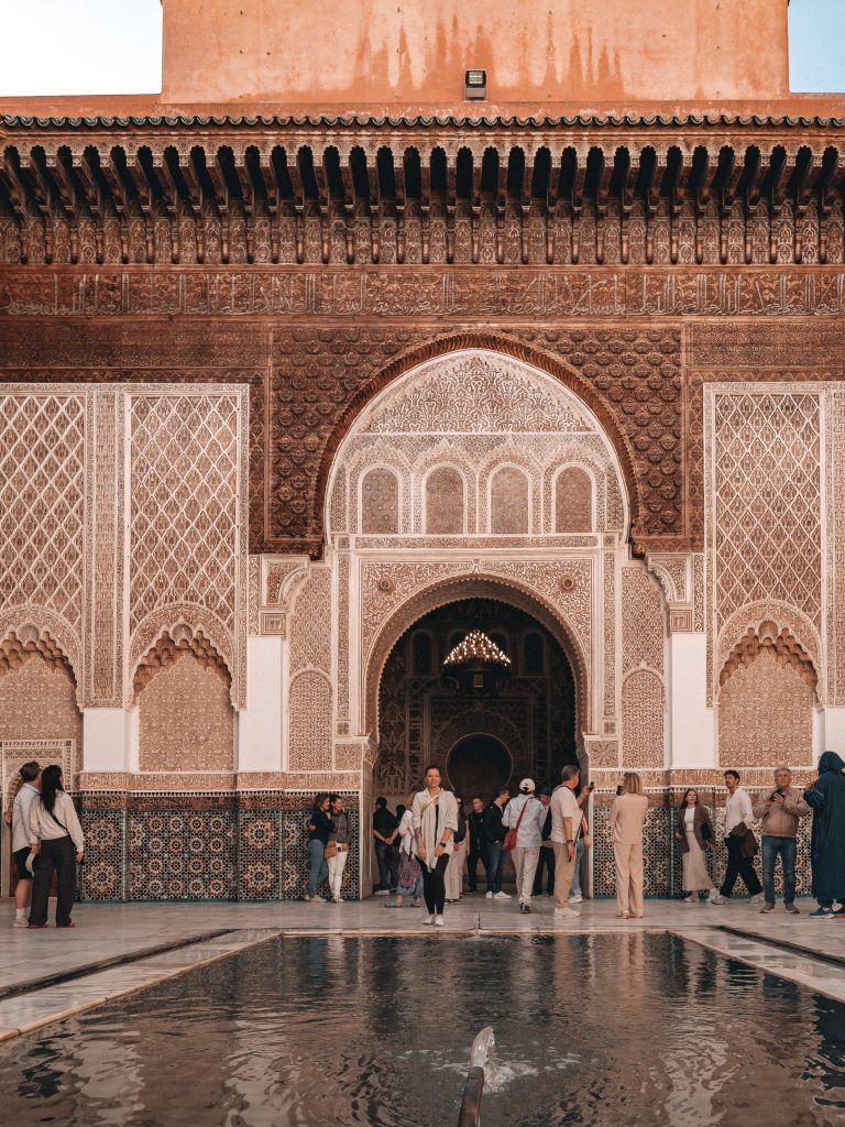 Wasserbecken im Innenhof der Medersa Ben Youssef in Marrakesch