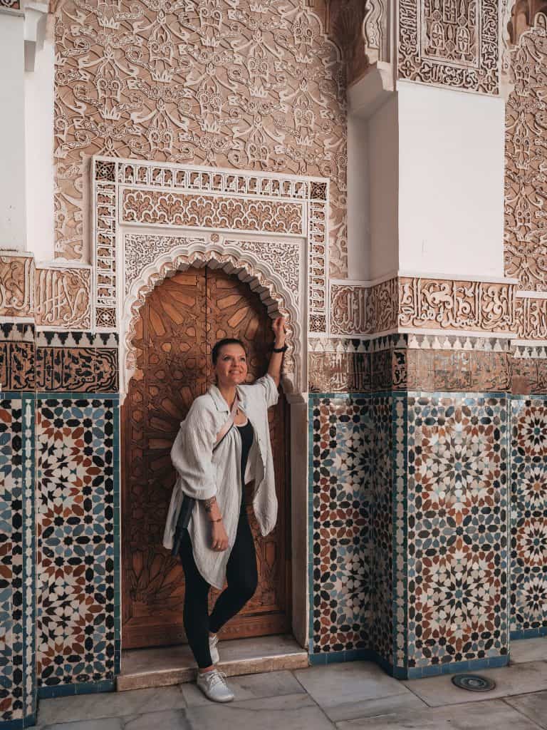 Anika vor den kunstvollen Mosaiken in der Medersa Ben Youssef in Marrakesch