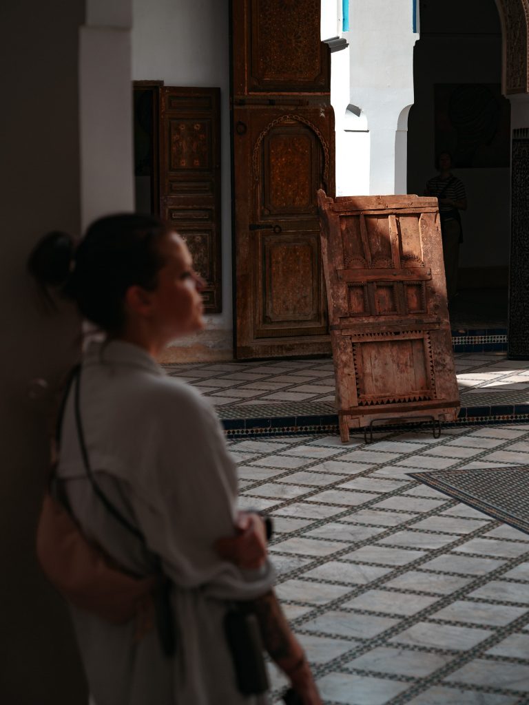 Innenhof des Bahia-Palasts mit kunstvoll geschnitzten Holztüren