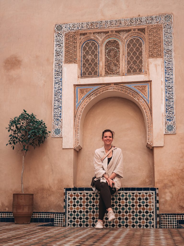Anika im Innenraum des Bahia-Palasts in Marrakesch